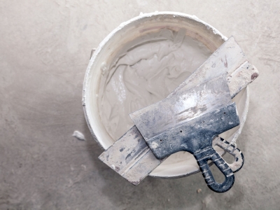 Application de béton ciré à la spatule sur une petite surface Application de béton ciré à la spatule sur une petite surface